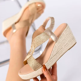 坡跟凉鞋;高跟凉鞋;女式皮靴