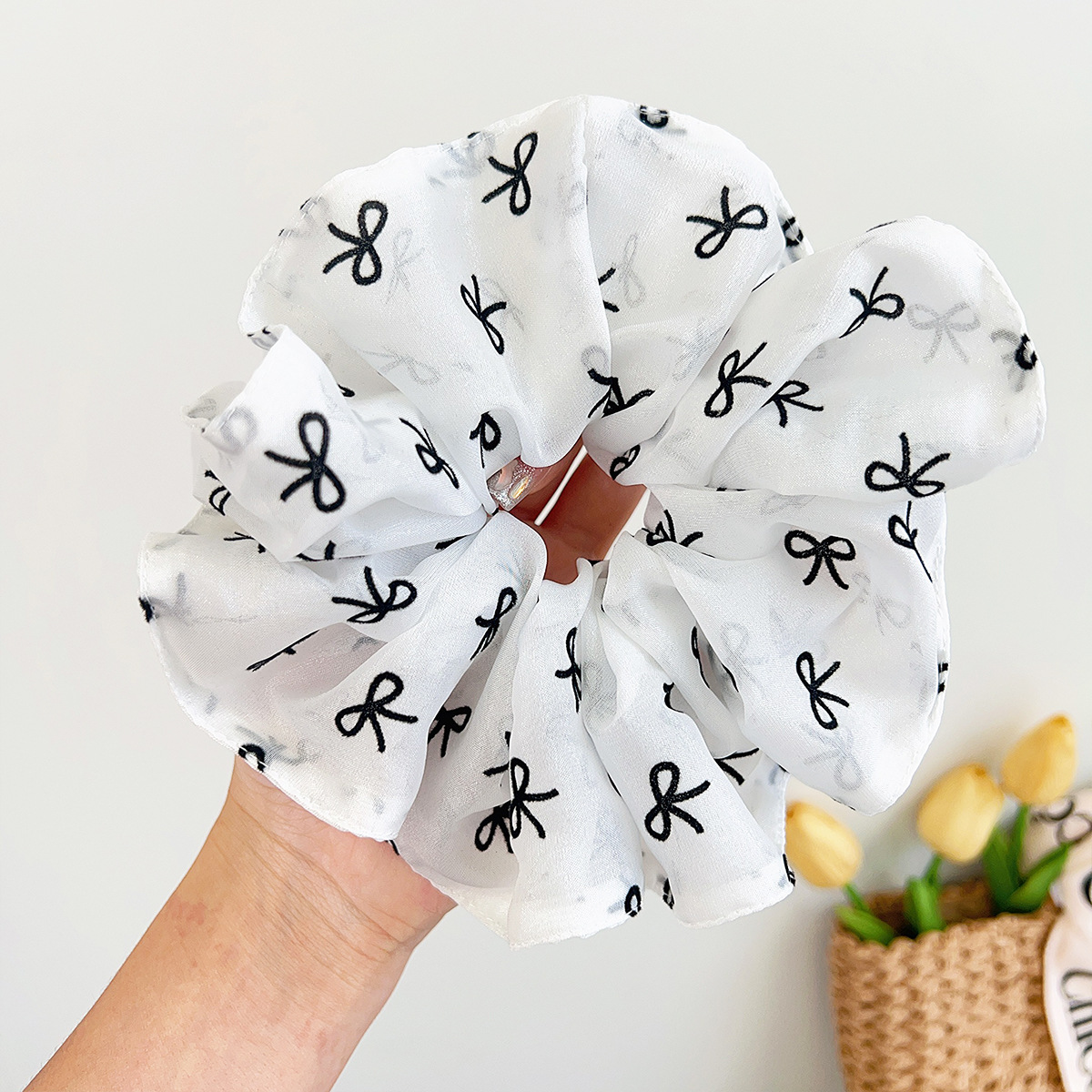 화이트 + 리본 프린트 + 메쉬 머리끈