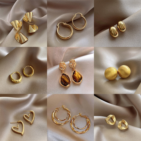 Golden elegant retro earrings from pearl