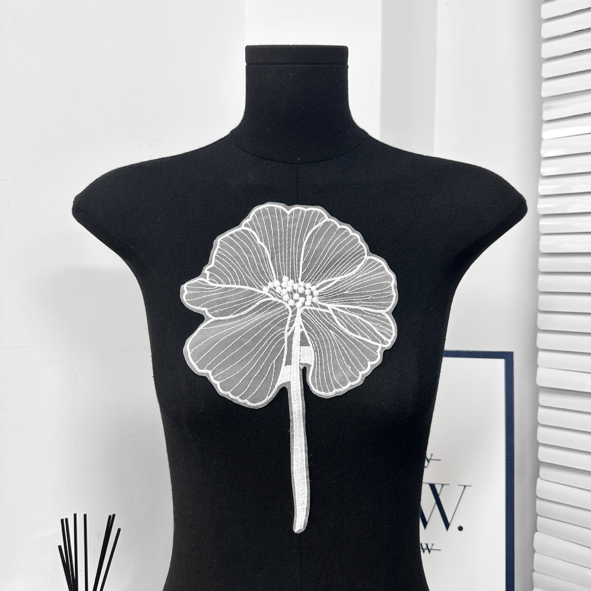 Línea blanca y negra bordada de loto pegatinas de tela Kogan hilo fondo romántico decoración de ropa Zhang Zi punto cosido DIY pegatinas