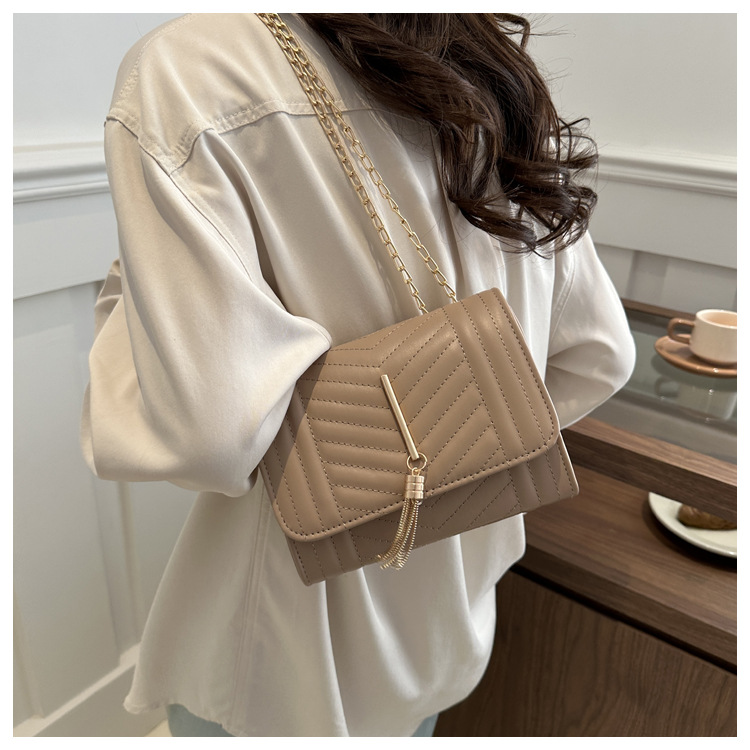 Borsa a tracolla donna con ricamo catena e nappine elegante_voghion.com