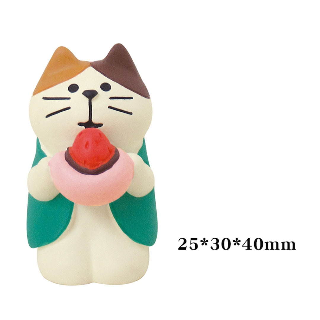 딸기를 먹는 행운의 고양이