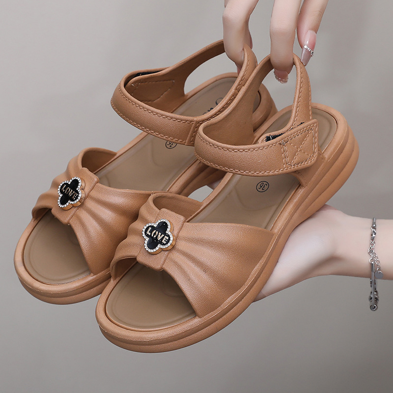 2025 estilo caliente sandalias de alto valor mujer suela gruesa antideslizante impermeable verano transpirable punta redonda cómodos zapatos para madres de mediana edad y ancianas