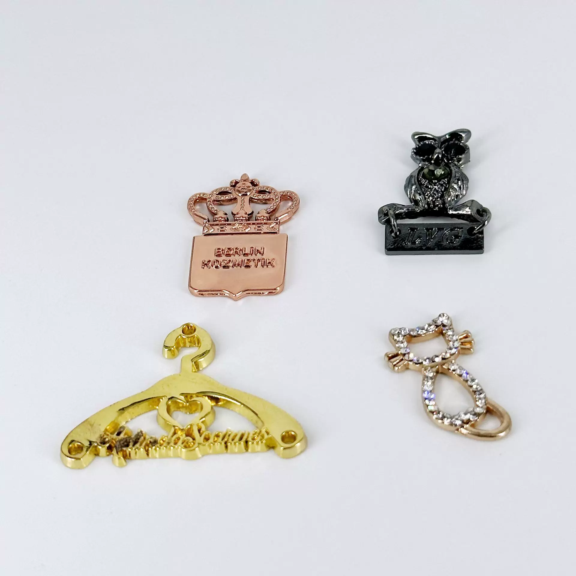 金属服饰打孔缝线标牌制作异形字母设计铭牌锌合金箱包冲压标识牌