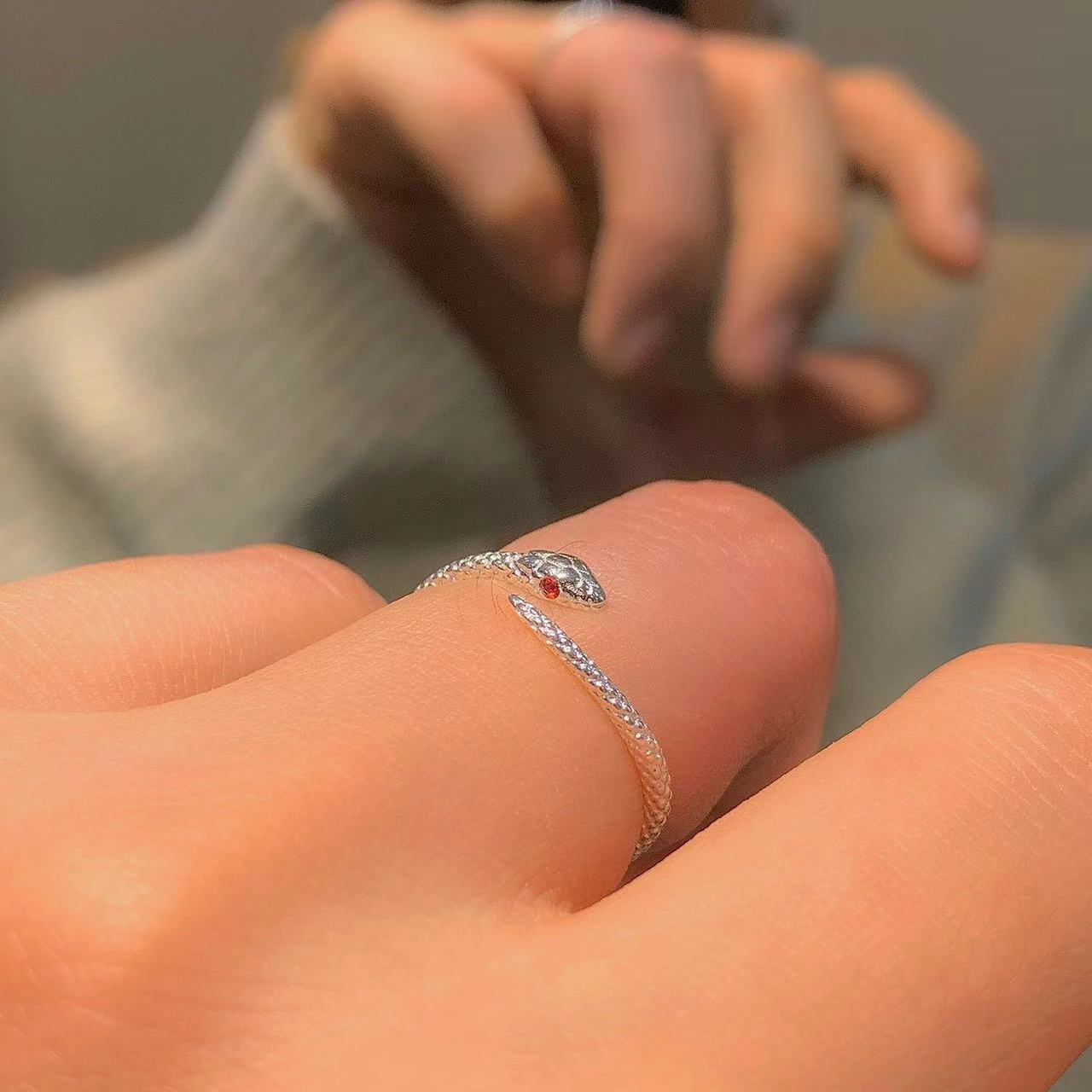 Minimalistisk ormring med röda ögon designersmycke_voghion.com