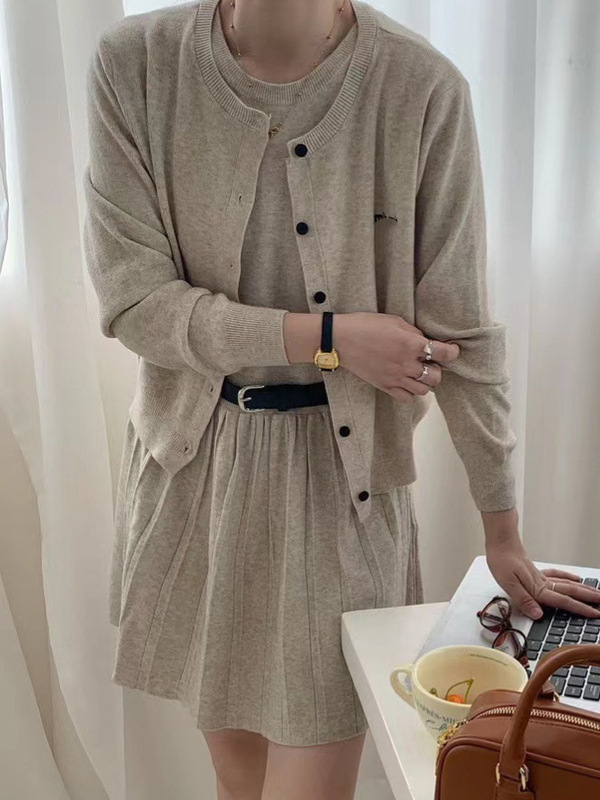 现货高品质miu家圆领针织开衫+背心百褶连衣裙+腰带两件套女高级|undefined