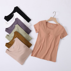 女性の夏の半袖のtシャツの丸いネクタイの胸は一体になっています。