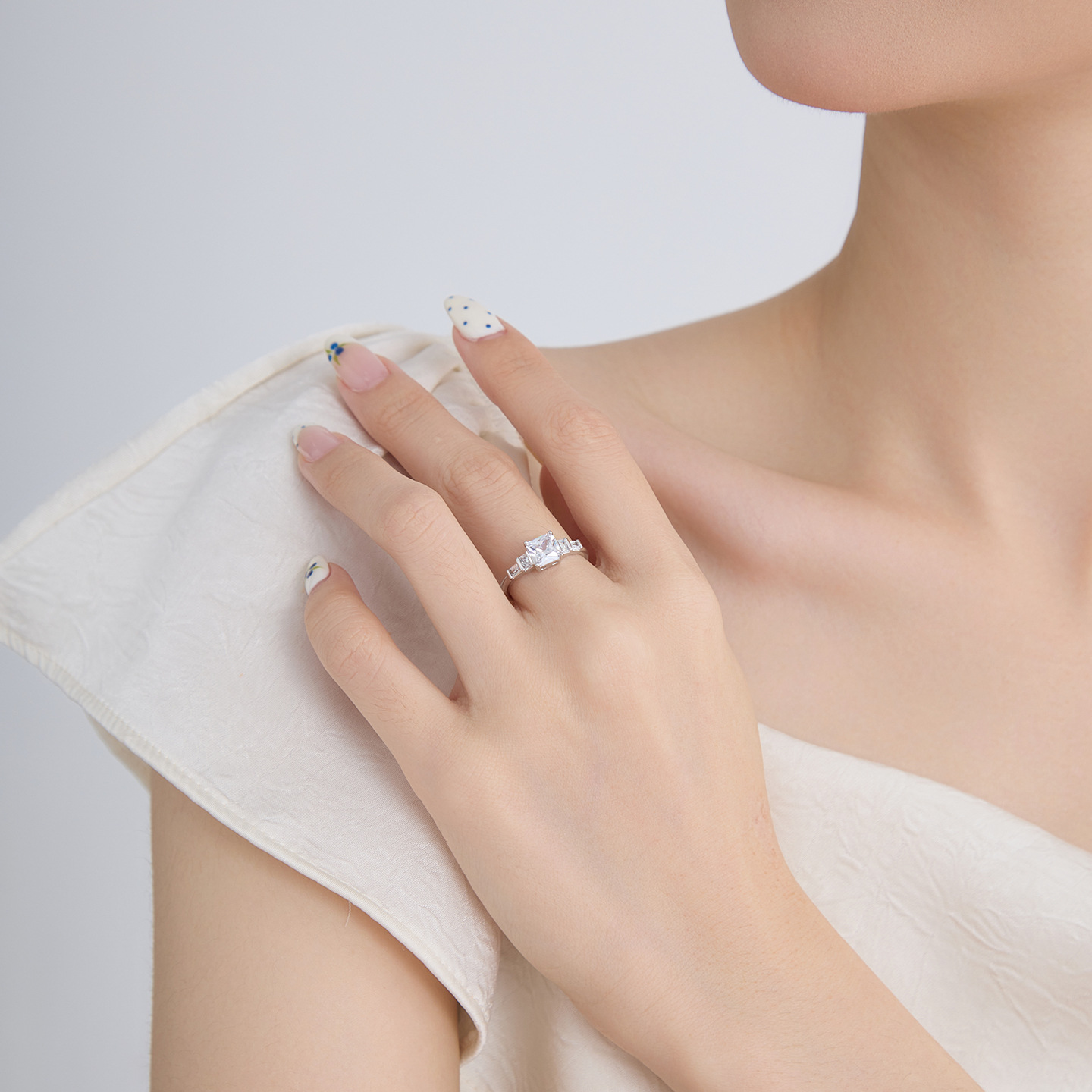 Xuping anillo de bodas de gemas artificiales cuadradas geométricas ligera aleación de cobre de lujo temperamento simple anillo de joyería
