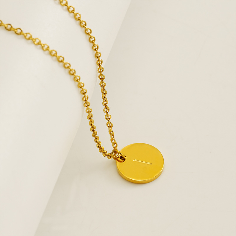 Europa y los Estados Unidos venta caliente alta sensación de colgante de letras de acero inoxidable collar de oro de acero titanio inglés al por mayor cadena clavícula