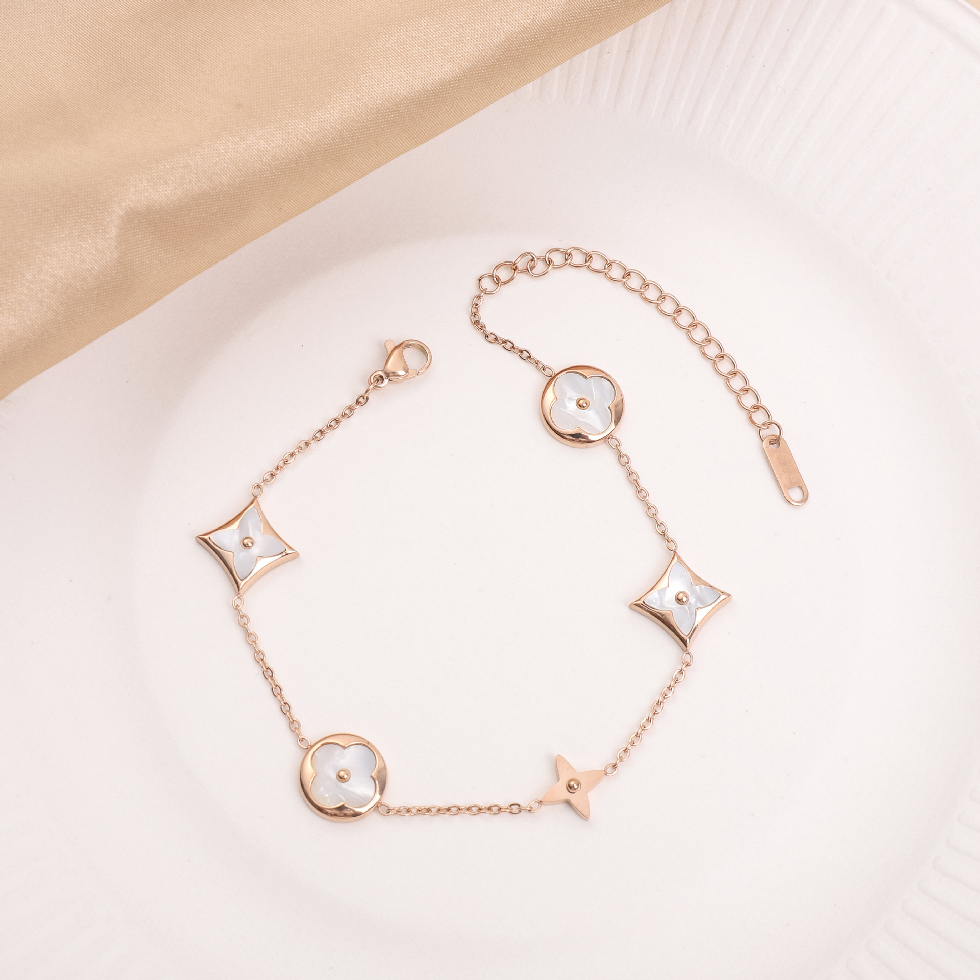 Ventas transfronterizas calientes nuevas pulseras de acero de titanio personalidad femenina de alto nivel diseño ligero de lujo moda temperamento versátil joyería de acero de titanio image 21