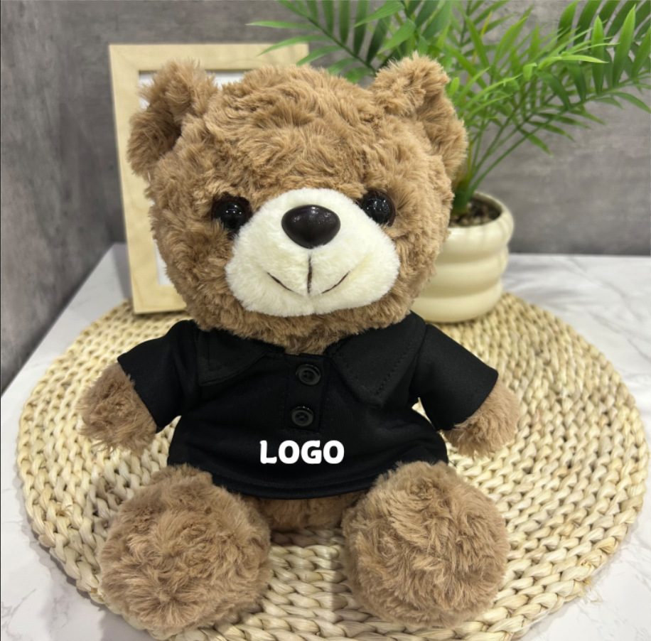 Los juguetes de peluche lindos se pueden combinar con logotipos impresos para enviar muñecas de muebles a amigos y vecinos.