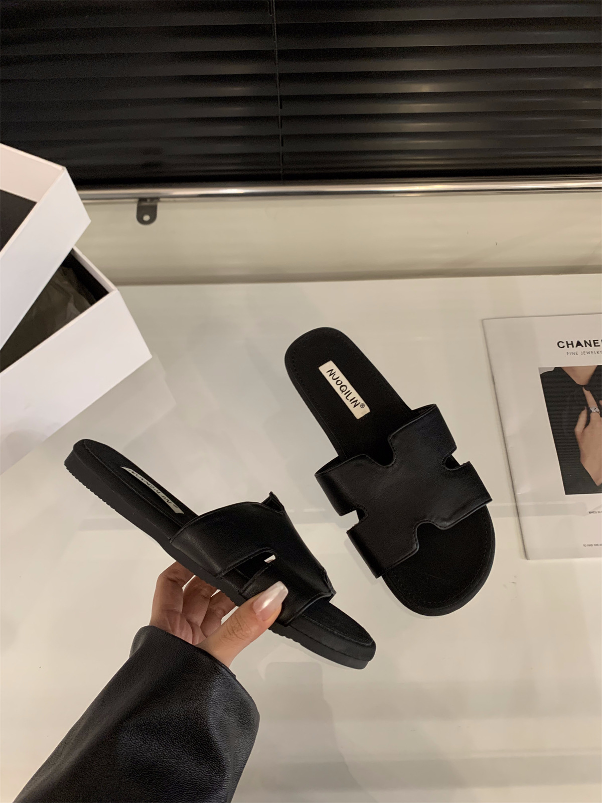 Sandalias y pantuflas francesas planas, zapatos de mujer, ropa exterior de moda 2025 nuevo verano con falda, sandalias de playa junto al mar