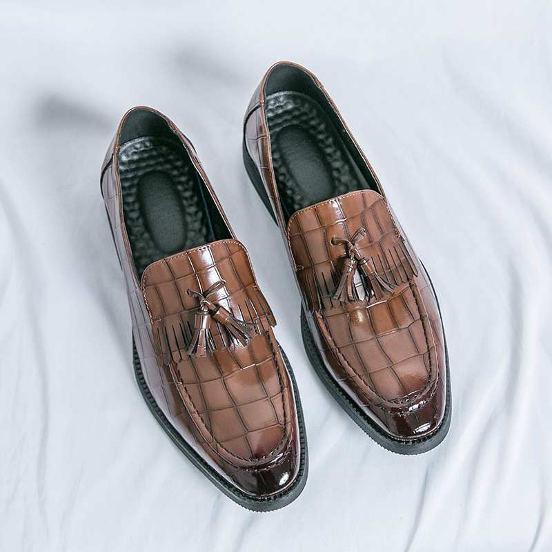 Casual con un pedal de punta, zapatos de cuero con bordas británicas para hombres, ropa de negocios coreana, zapatos de moda simples para hombres.