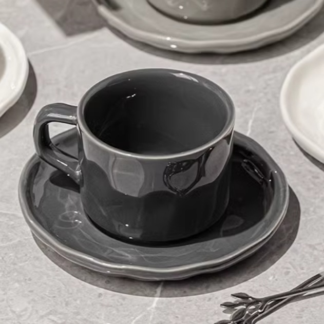 Taza de café de lujo ligero Juego de té de la tarde de estilo europeo exquisito de alta gama Juego de tazas y platos de cerámica de alta calidad para mujer