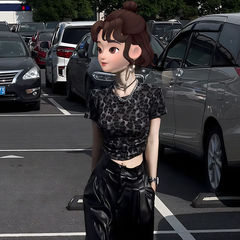 Fashionable and unique short-sleeved top 2025 autumn and winter new women's high-end slim hot girl T-shirt