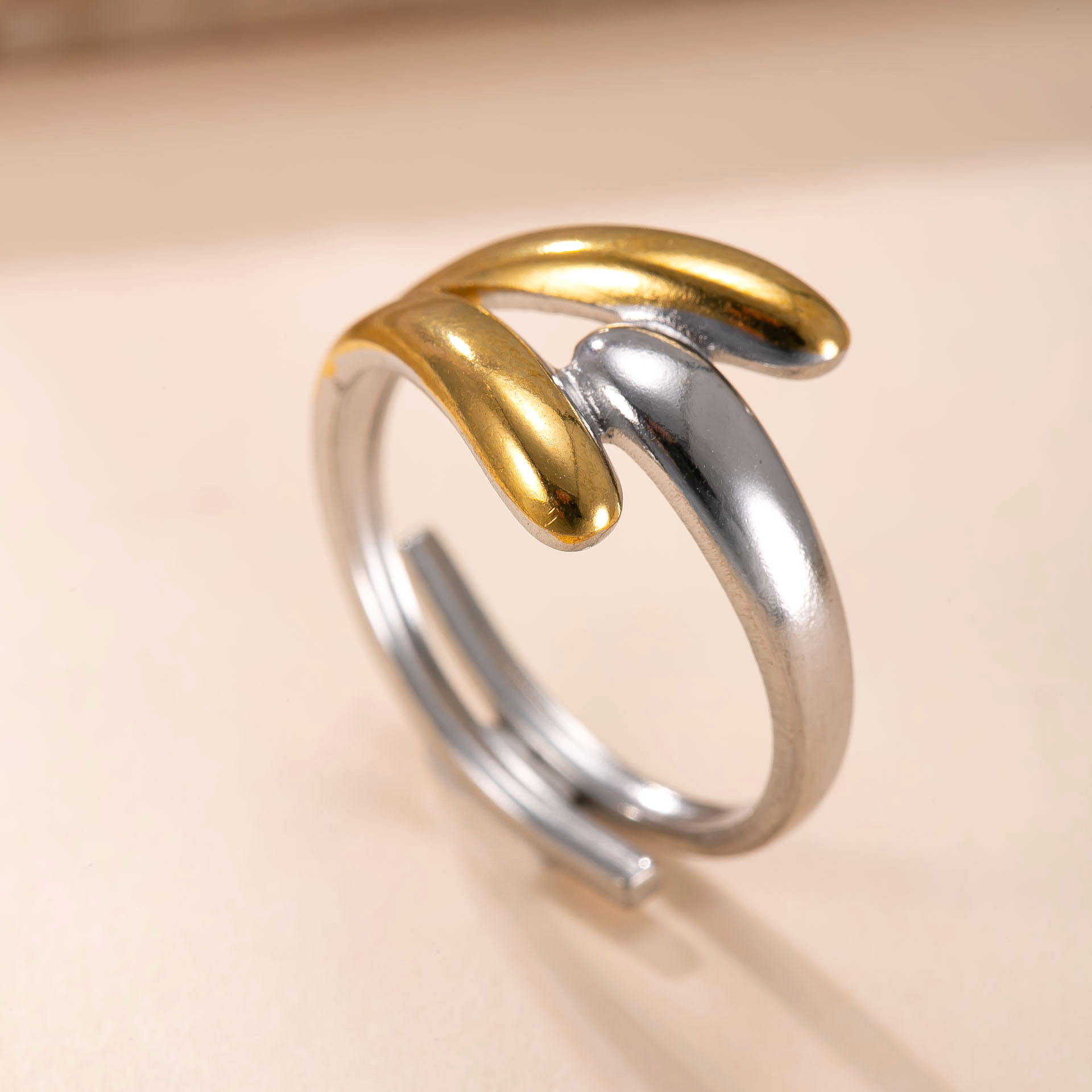 Venta caliente transfronteriza anillo de acero inoxidable diseño de nicho femenino anillo abierto a juego de colores aceite hueco amor fábrica de anillos de acero de titanio
