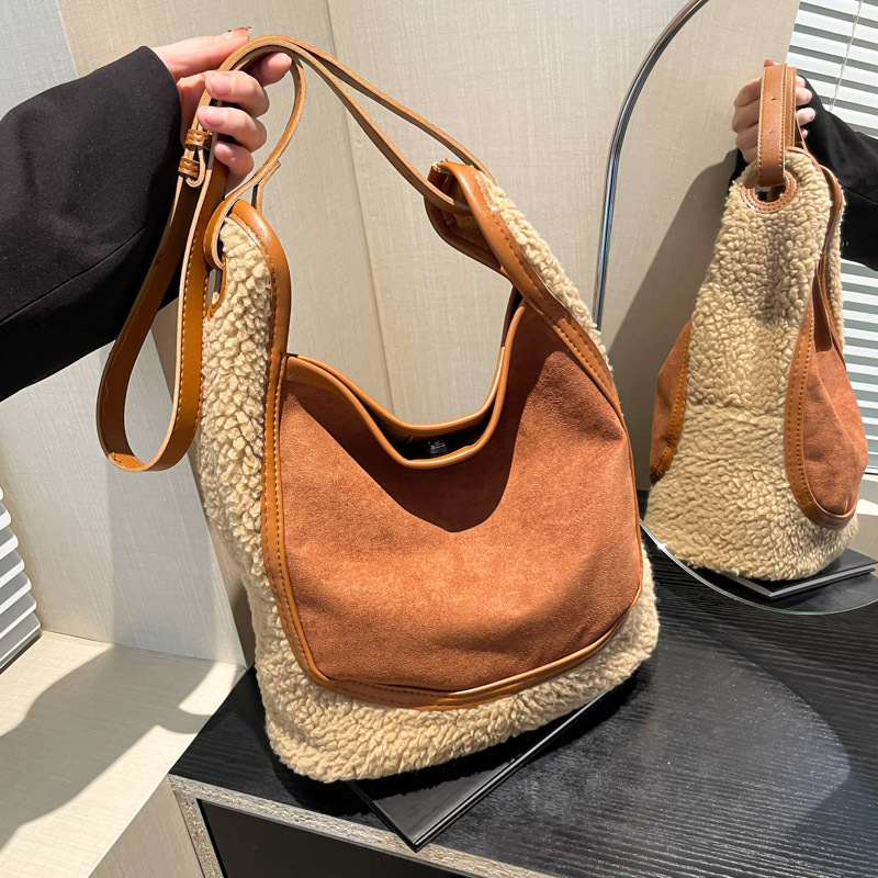 Retro tela esmerizada bolso de cubo de agua mujer 2025 nuevo nicho de moda cordero gran capacidad mochila de hombro