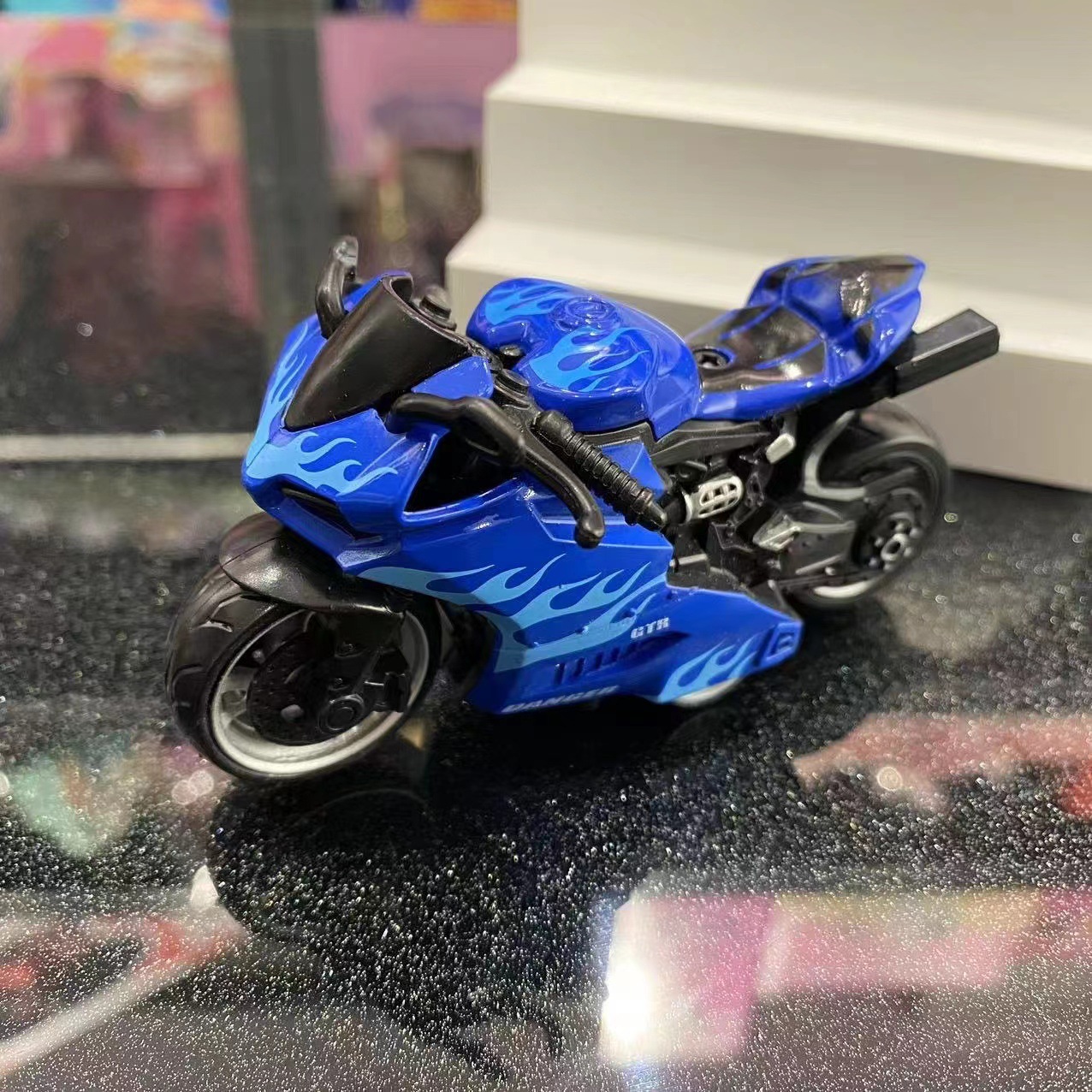 Aleación de retroceso modelo de motocicleta decoración simulación de plástico carreras de juguete transfronterizo llavero colgante agarre decoración de la máquina