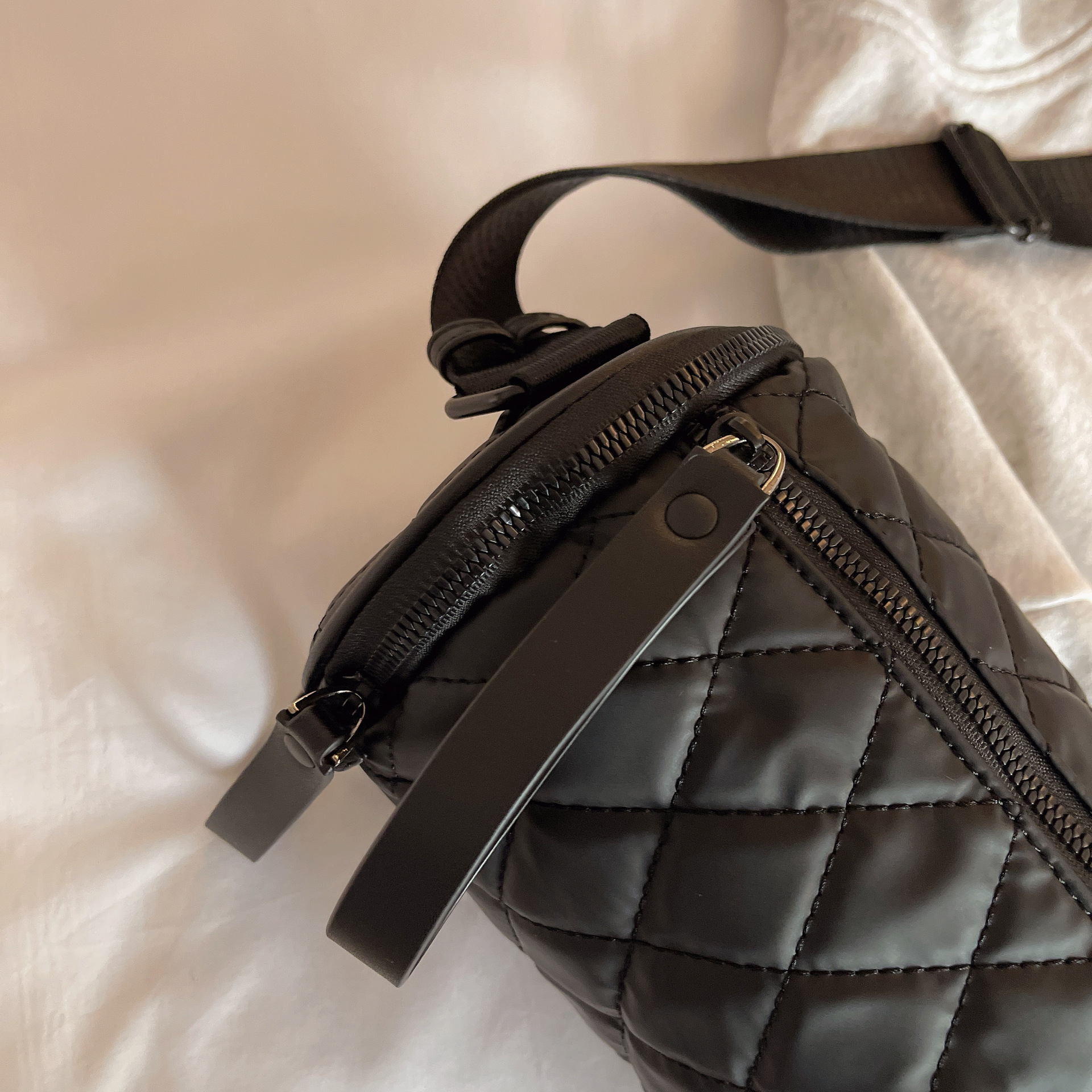 Cuscino a tracolla da donna con cilindro Lingge in tessuto di nylon Oxford 2024 Nuova borsa a secchiello per l'acqua a scacchiera_voghion.com