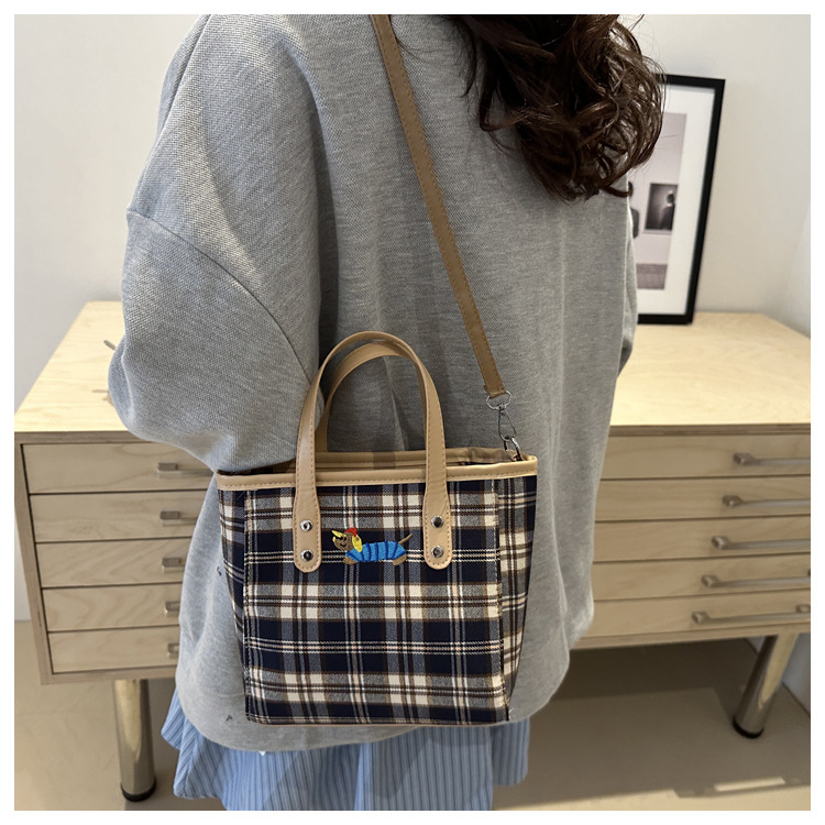 Cross-border personalized hand-carried fashionable and casual bucket bag for women, new autumn 2024 collection, contrasting color striped single-shoulder quality crossbody bag undefined