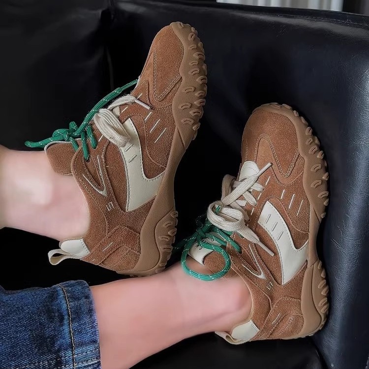 Zapatos de entrenamiento de 5 cm de altura de Shuangxiang para mujeres, nuevos zapatos de ballet casuales retro versátiles.