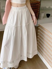 白い透かし彫りのレースは半身のスカートの女性の夏の2025新型の緩みの高い腰の字の気質をつなぎ合わせます。