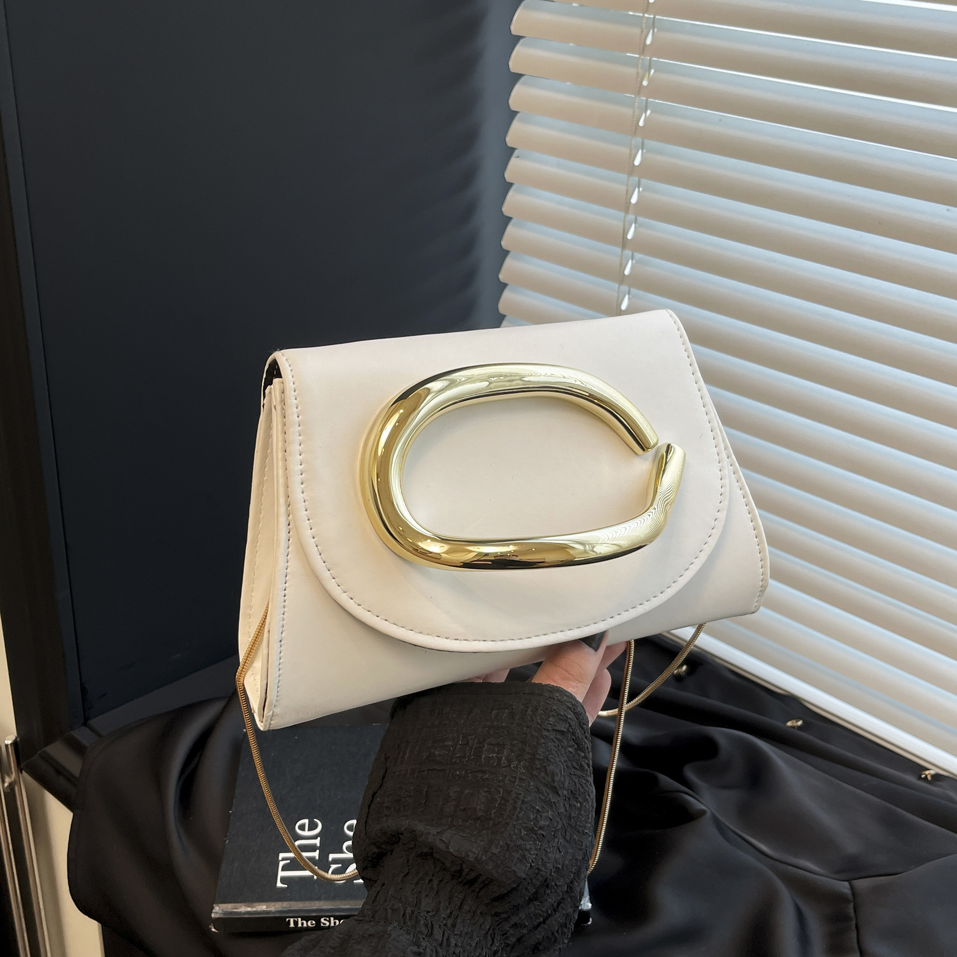 跨境时尚金色手提包春季简约欧美新款单肩斜挎导型贝壳亚克力包