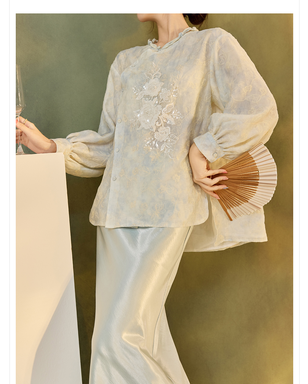 Áo sơ mi thêu phong cách retro đầu thu 2026, cổ chéo nghệ thuật, phong cách Tân Trung Hoa — màu xanh nhạt chi tiết 15