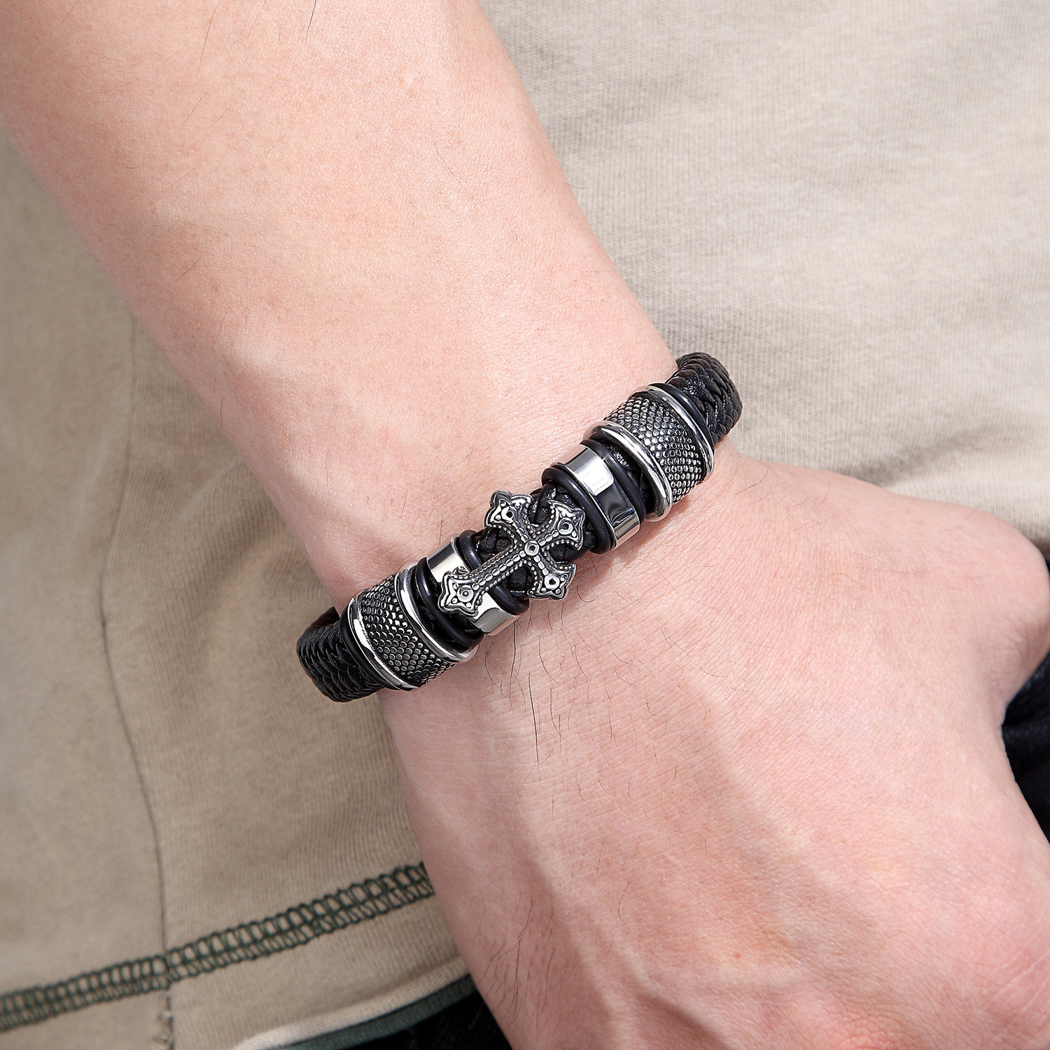 Bracciale uomo in pelle con croce braccialetto intrecciato_voghion.com