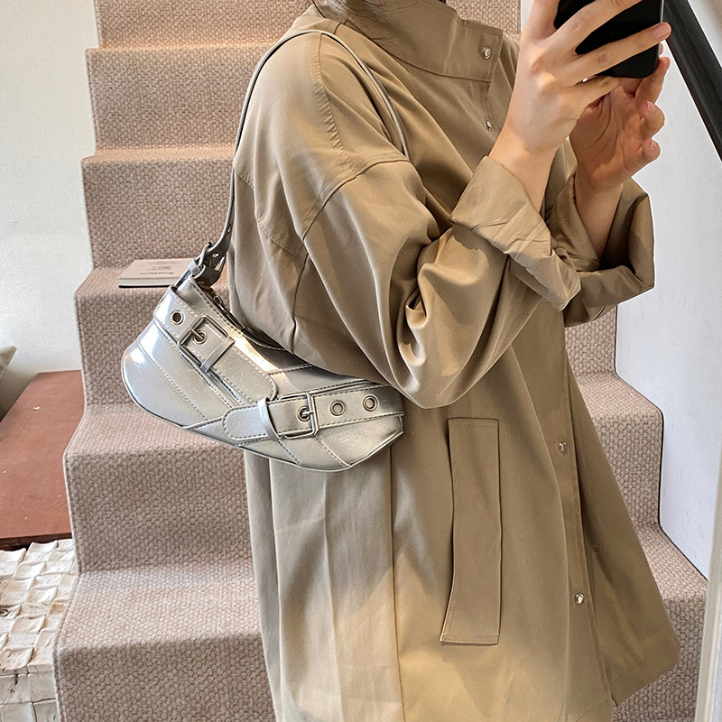 Alta sensación de bolso público plateado para mujeres 2024 nueva moda super caliente bolso de brazo de hombro exquisito bolso pequeño versátil