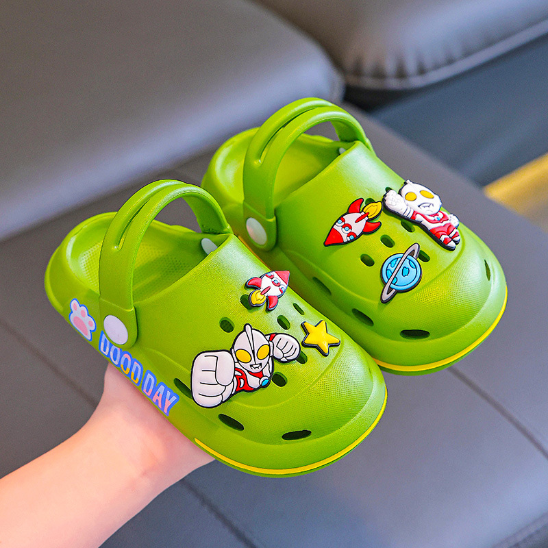 Zapatos de agujero para niños Ultraman niños usan dibujos animados lindo Fondo suave antideslizante zapatillas de verano niños pequeños niños medianos