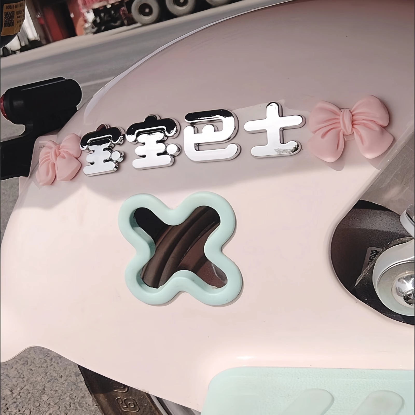 Baby bus (silver) + 2 pink resin bows