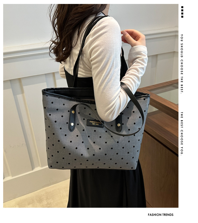The 2024 new Korean-style tote bag with a college style is stylish, elegant and beautiful. It is a large-capacity single-shoulder and underarm commuter handbag details Picture