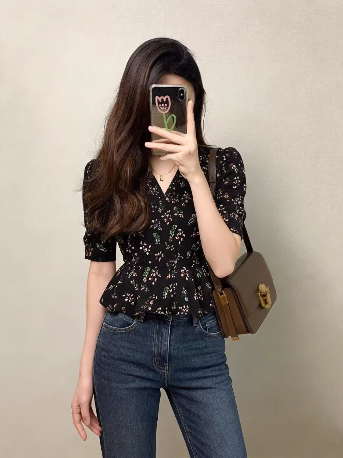 Áo sơ mi nữ cổ V tay bong bóng họa tiết hoa đen thắt eo — Hoa màu đen