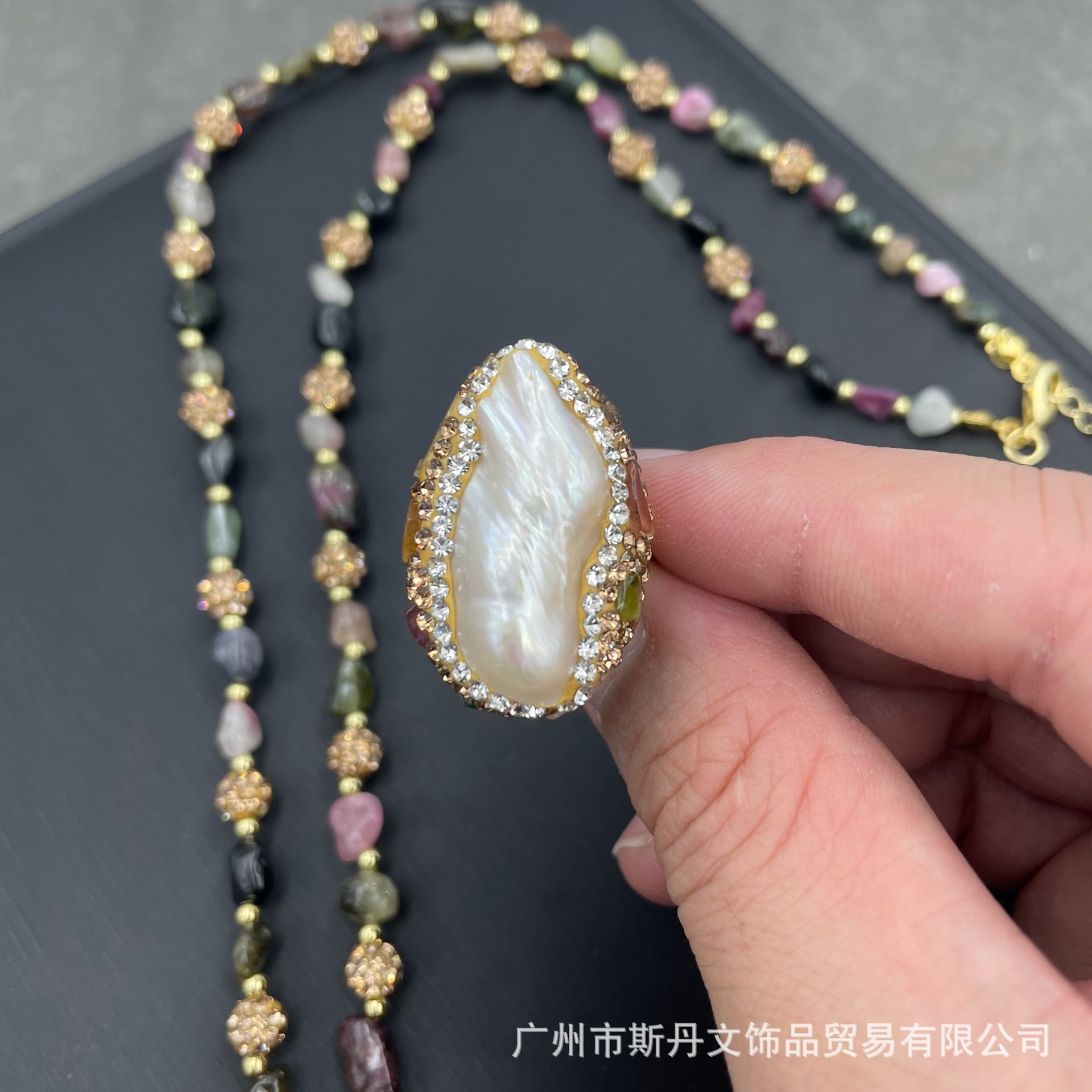 Barroco perla turmalina traje natural de agua dulce en forma de cadena suéter de perlas de alta gama hecha a mano con incrustaciones de tres piezas conjunto