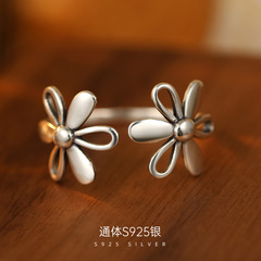925純銀の花の蝶結びの指輪の女性の復古的な透かし彫りの口の指の環は簡単にinsをして古いファッションの指の指輪をします。