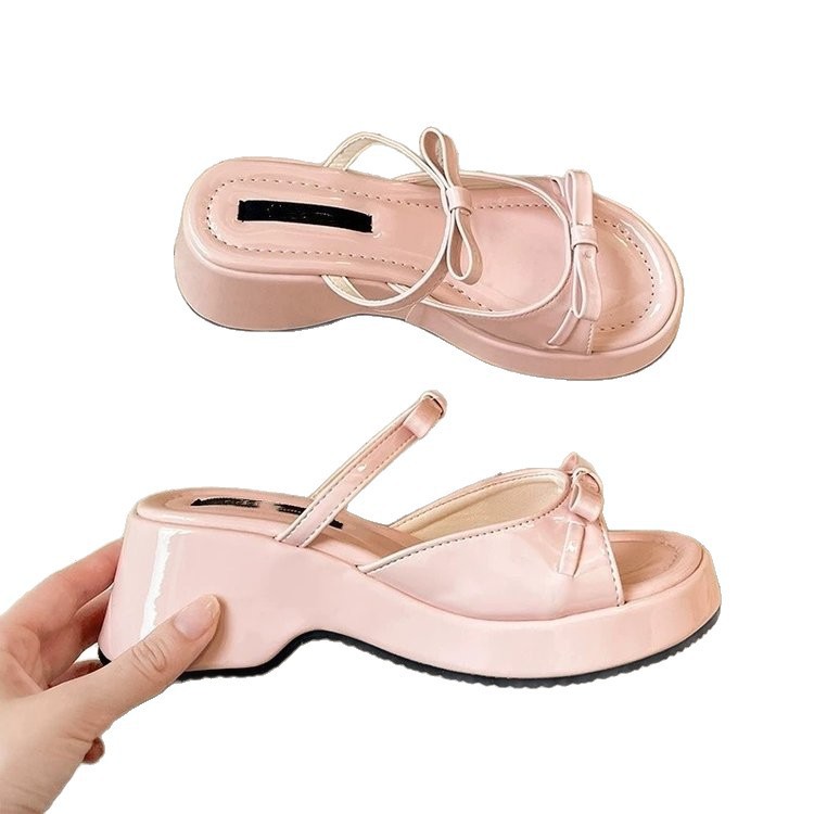 Explosiones de hadas con una parte inferior gruesa de zapatillas para mujeres de verano 2026 vestido casual con falda zapatillas de tacones altos de vacaciones zapatillas frías