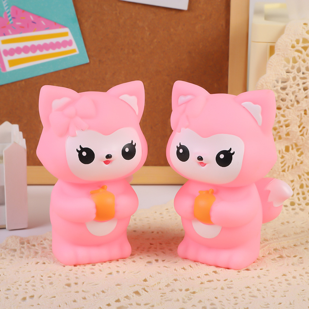 핑크여우(주황색을 들고 있음)