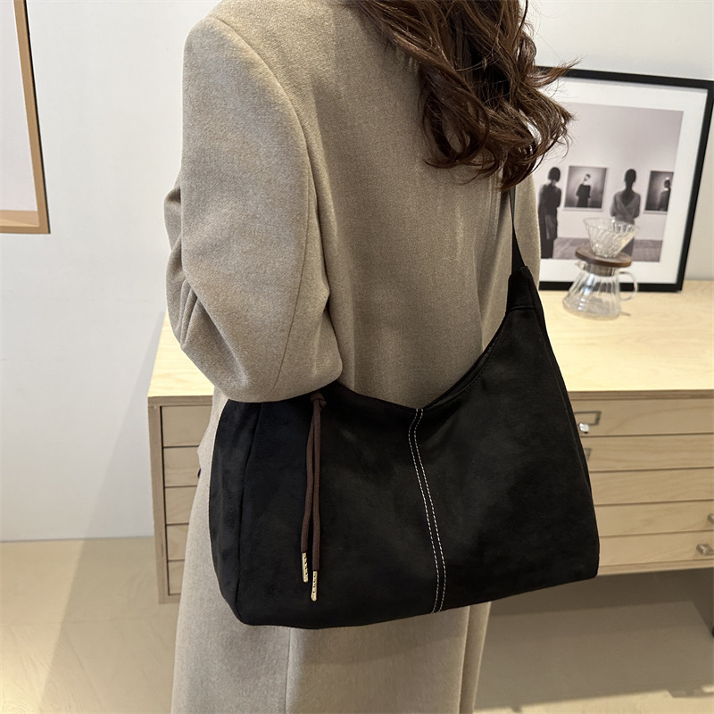 Bolso de mujer otoño y invierno 2024 nuevo estilo retro nicho tendencia brazalete universal bolso de hombro diario