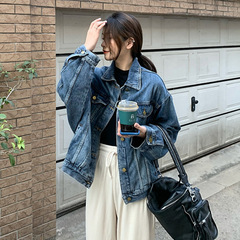 レトロなデニムのコートの女性は春と秋に合わせて小さい背がゆったりしています。