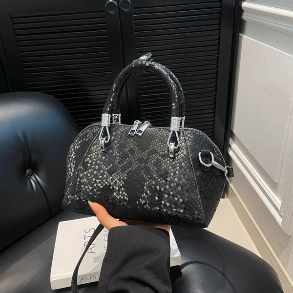 capacious retro fashionable one-shoulder bag