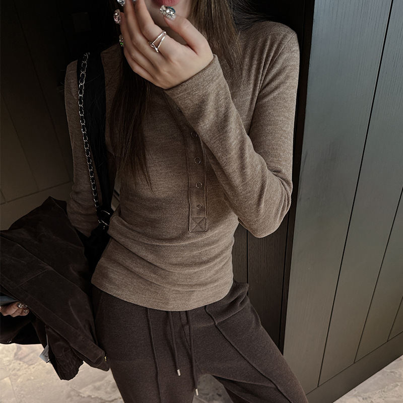W American-style henley collar long-sleeve t-shirt for women, early autumn faux cashmere design with buttons, slim fit, versatile base shirt W American-style henley collar long-sleeve t-shirt for women, early autumn faux cashmere design with buttons, slim fit, versatile base shirt