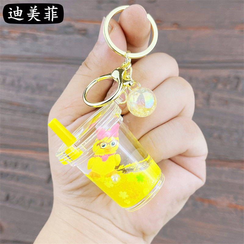 Taza de té con leche de pato amarillo con lazo