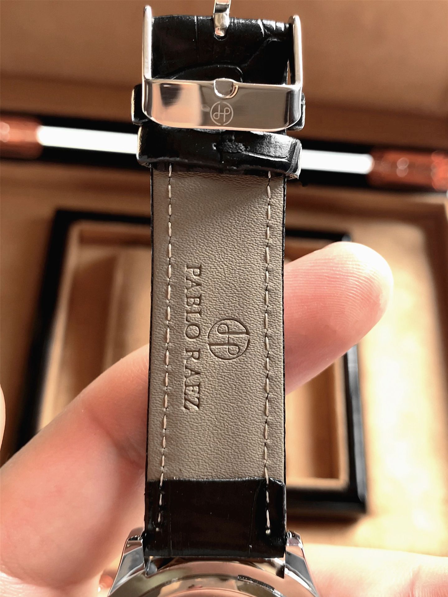 Douyin live broadcast popular men's high-quality stainless steel watches with good looks and cross-border e-commerce hosting and wholesale delivery_voghion.com