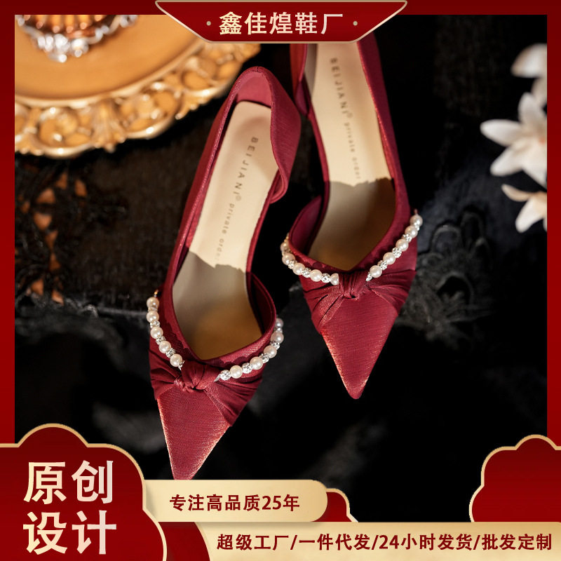 Giày cao gót mũi nhọn vải satin thắt nút xoắn, gót nhọn, hở bên — Màu trắng be, Màu đen, Màu đỏ rượu