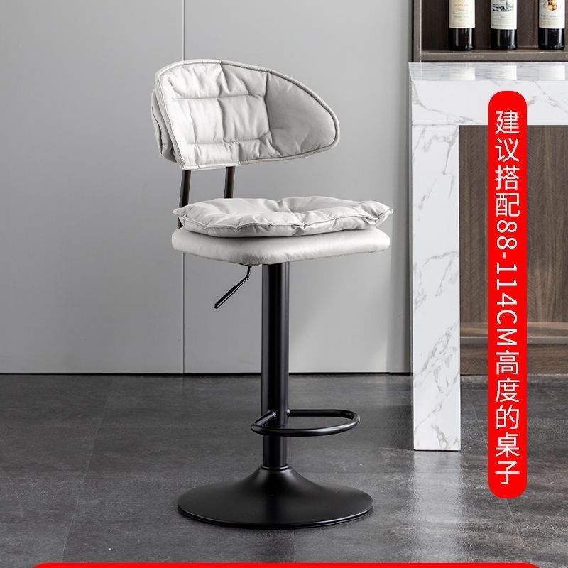 밝은 회색의 키가 큰 검은색 다리