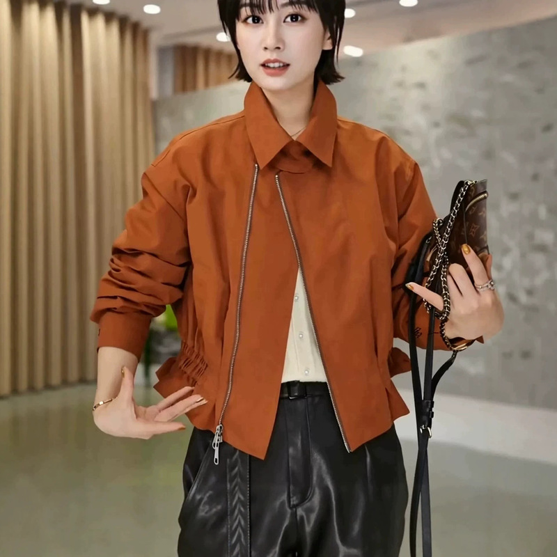 Designer-style short trench coat with pleated hem, waist-cinching and slimming effect, women's 2026 autumn new model, diagonal zipper jacket Designer-style short trench coat with pleated hem, waist-cinching and slimming effect, women's 2026 autumn new model, diagonal zipper jacket