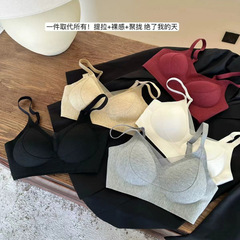 秋冬タイプの暖かい肌が毛を磨いています。女性の下着が快適に集まっています。