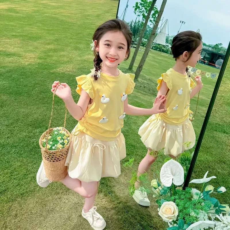2025 Новый летний костюм для девочек в корейском стиле, милый топ с летящими рукавами и уткой, детский комплект из двух предметов с цветочным принтом