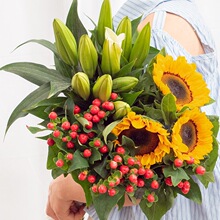 香水百合母亲节鲜花云南直发昆明基地直批玫瑰花束家用水养插花